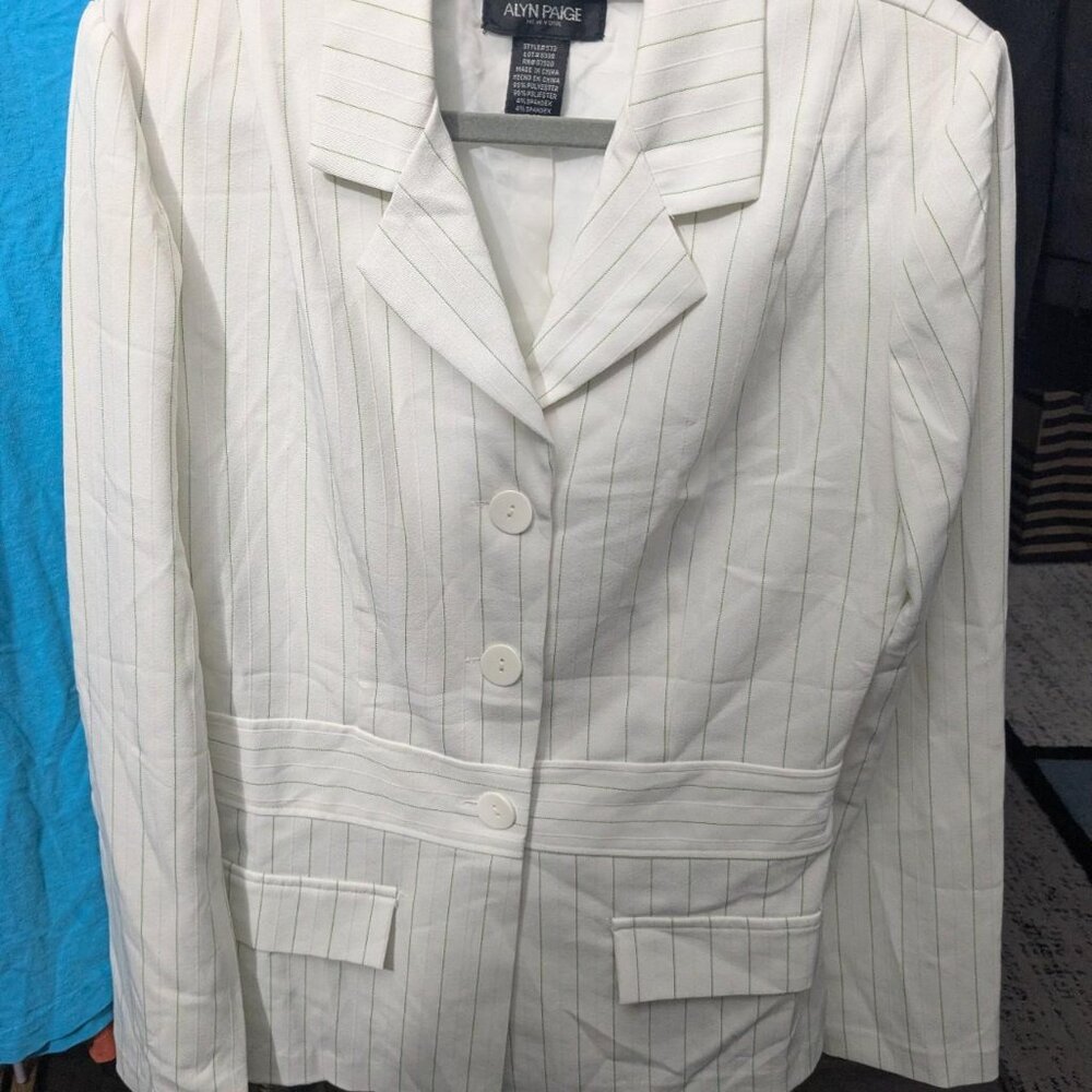 Alyn Paige White w/ Green stripes Blazer Size 5/6.